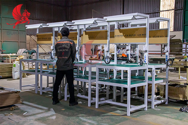 Thiết bị nh&agrave; xưởng c&ocirc;ng nghiệp hiện đại phục vụ sản xuất cơ kh&iacute; ch&iacute;nh x&aacute;c